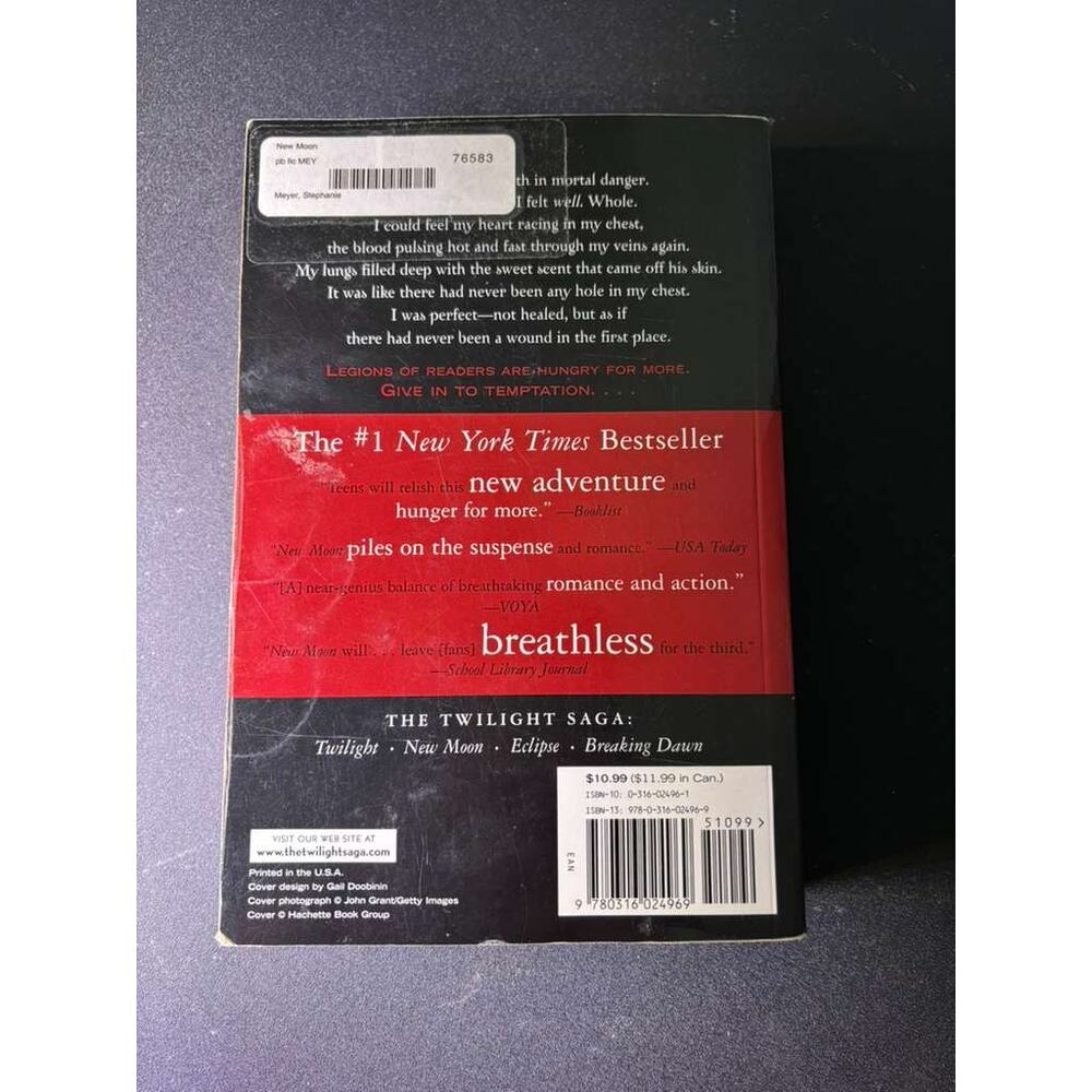 New Moon Twilight Saga Stephenie Meyer Paperback Vampire Romance Book - Picture 2 of 2